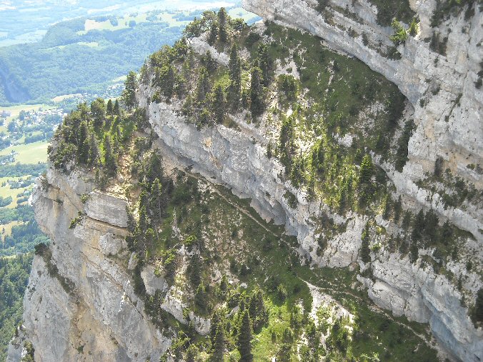 Tour Percee (25a).jpg - On voit bien le sentier entre les barres